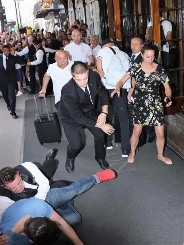 Karim Benzema... choáng váng khi gặp fan cuồng ảnh 7 Benzema được "giải thoát" kịp thời. Một khung cảnh hỗn loạn bên ngoài khách sạn.